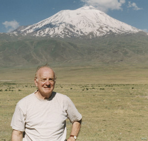 Robert Aram Kaloosdian, standing in front of Mount Ararat, 1999. Photo by Carolyn Mugar